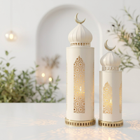 Dernières décorations de Ramadan pour la maison : lanternes à bougies en métal beige et or avec un dessus en forme de croissant de lune, design moderne fait main