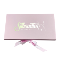 Boîte cadeau personnalisée rose avec couvercle et base magnétiques, nœud en satin côtelé et marque blanche en relief pour l'emballage de vêtements – Fabricant