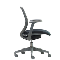 Chaise ergonomique en maille moderne, durable et empilable pour hall d'hôtel commercial, chambre d'hôtes confortable, bureau, avec accoudoirs réglables