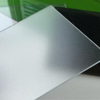 Feuille de polycarbonate givré diffusant la lumière de 2mm, couche dure résistante au feu, échantillon gratuit pour toits design moderne pour hôtels et parcs