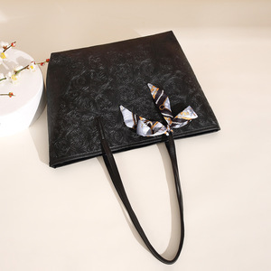 Facile da prendere senza cerniera di grande capacità Design semplice Tote Bag da donna Laptop in pelle intagliata con motivi a tracolla senza sciarpa di seta - Product Image 6