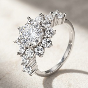 Anillo de Compromiso Clásico para Mujer, Chapado en Oro de 18K, con Moissanita, Corte Brillante Redondo, Estilo Corona, Engaste de Puntas - Product Image 2