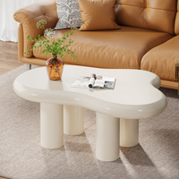 Nouvelle table basse en bois de luxe en forme de nuage avec des éléments modernes de style nordique et rustique pour un salon minimaliste