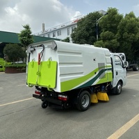 Camion balayeuse routière Back to Black : Nettoyage en profondeur efficace avec systèmes d'eau haute pression
