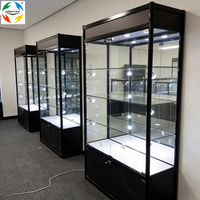 Vitrine de présentation moderne de luxe sur mesure avec mur en verre trempé, éclairage LED, cadre en aluminium, construction robuste pour usage commercial