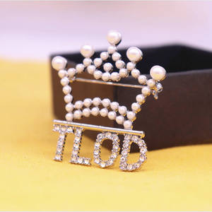 Broche <span class=keywords><strong>de</strong></span> Corona <span class=keywords><strong>de</strong></span> Cristal con Perlas Blancas y Circonitas Cúbicas para Mujer, Joyería <span class=keywords><strong>de</strong></span> Aleación con Letras, Ideal para Bodas y Compromisos, Regalo Perfecto - Product Image 3