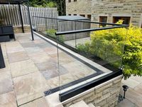 Système de balustrade en verre sans cadre à fixation en surface pour terrasse extérieure