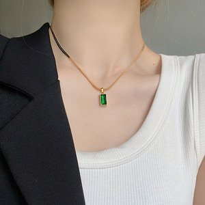 Conjunto de Joyería de Moda: Pendientes Huggie Geométricos de Acero Inoxidable Dorado con Esmeralda y Circonita Verde, y Collar de Cadena de Hueso de Serpiente Cuadrado - Product Image 4