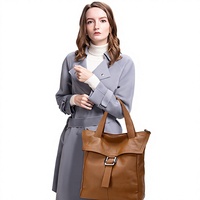 Sac à bandoulière pour femme en cuir véritable, design minimaliste, luxe discret, mode décontractée, avec rabat pliable et fermeture éclair surdimensionnée, idéal pour le bureau