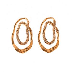 Boucles d'oreilles asymétriques de niche haut de gamme, style européen et américain, en argent plaqué or véritable, avec aiguille en argent et incrustations de diamants, géométriques tendance - Product Image 5