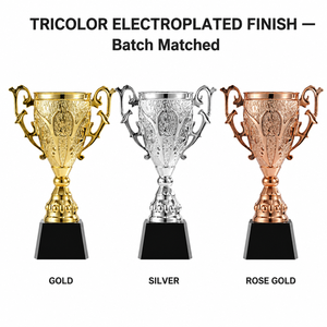 Trofeo Personalizzato all'Ingrosso in Resina Placcata Oro con Base in Cristallo Nero Incisa, Coppa del Campione per Lega Sportiva, Sabbiatura su Misura - Product Image 1
