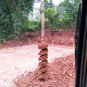 Efficiënte Grondboor Voor Het Planten Van Bomen Met Een Grondboor Van Een Tractorpaal En Een Schrankvijzel