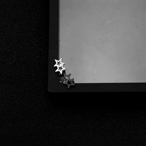 Boucles d'oreilles clous pentagramme personnalisées 2026, design ajouré de luxe léger, modèle populaire, bijoux de mode unisexe - Product Image 1