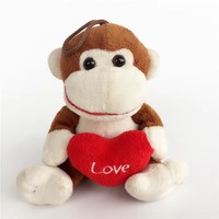 Llavero de peluche de mono marrón mini al por mayor, juguete de mono de peluche pequeño abrazando un corazón rojo, colgante para bolso