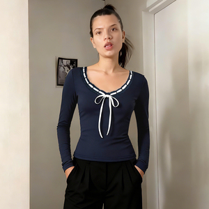 Camiseta Y2K con Lazo de Encaje Dulce y Bloques de Color - Corte Ajustado, Cuello en V, Prenda Básica para Combinar - Product Image 4