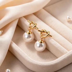 Pendientes de Perlas de Acero Inoxidable, 4 Estilos a Elegir, Pendientes de Aro con Nudo de Corazón y Circonitas para Mujer - Product Image 1