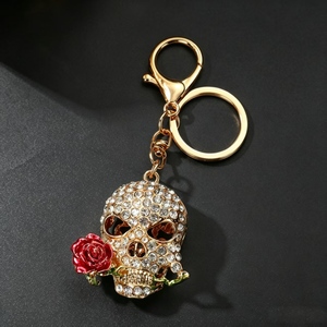 Portachiavi Punk con Strass Rosa Rossa, Ciondolo Borsa Teschio Bling in Cristallo, Anello Portachiavi, Regalo Halloween Giorno dei Morti, Ciondolo per Chiavi Auto - Product Image 4