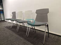 Nouvelle arrivée Hot Plastic Chair Empilable Metal Chromed Interlocking Trooley for School Hotel Events Conference Exhibition Rental