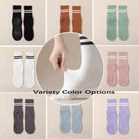 Nouveau logo personnalisé OEM vente en gros de haute qualité épaisse mode antidérapante prise antidérapante femmes Pilates Yoga chaussettes