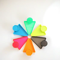 Broyeur manuel moderne en plastique à 2 couches CANNA CNPG0037 pour herbes et tabac sec avec plateau de roulage triangulaire et entonnoir – Vente en gros