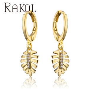 RAKOL EP5216 Pendientes de diseñador de moda para mujer en forma de hoja chapada en oro - Product Image 1