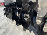 Robot chenillé télécommandé à direction réglable pour l'élimination de la neige, avec pelle à neige et charrue à neige, pour usage agricole