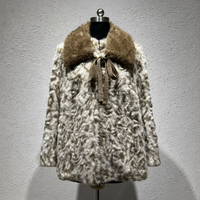 Manteau en fausse fourrure pelucheuse personnalisé en polyester avec grand col, ruban à nouer, fermeture éclair sur le devant et poches latérales, coupe carrée, pour l'automne et l'hiver, style décontracté