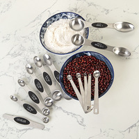 Ustensiles de pâtisserie : Ensemble de 8 pièces comprenant une cuillère doseuse double face, une balance à épices, une tasse doseuse magnétique et un grattoir