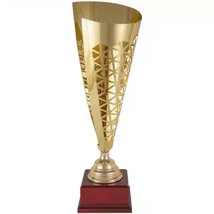 Coppa Sportiva di Alta Gamma Dorata e Intagliata con Base in Legno - Product Image 1
