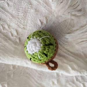พวงกุญแจผลกีวีน่ารัก ทำจากไหมอะคริลิกนุ่ม ถักมือ ของตกแต่งกระเป๋าและพวงกุญแจขนาดเล็ก ตุ๊กตาถักมือขนาดจิ๋ว - Product Image 3