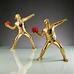 Statua in Resina Ispirata a Banksy, Moderna Lanciatrice di Fiori con Elettroplaccatura Audace - Product Image 1