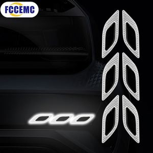 Pegatina reflectante de fibra de carbono para coche, tira reflectante de seguridad, pegatinas reflectoras de advertencia, accesorios exteriores para coche - Product Image 1