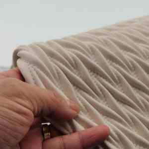 Tissu en cuir PU matelassé de couleur blanc <span class=keywords><strong>ivoire</strong></span> 100% polyester avec élasthanne pour chaussures de mode, sacs, bagages - Product Image 1