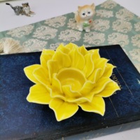 5,4 Zoll handgefertigter gelber nordischer Keramik-Kerzenhalter mit Blumenform für die Heimdekoration