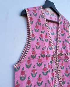 Chaleco acolchado Dori de algodón 100% para mujer, cómodo cuello en V, estampado Floral, ropa exterior corta con cierre de Jersey - Product Image 4