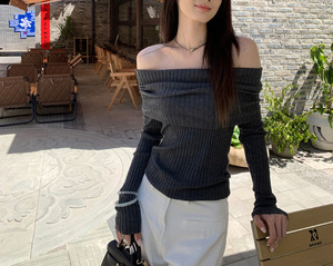 Haut tricoté en <span class=keywords><strong>laine</strong></span> mélangée à la mode <span class=keywords><strong>française</strong></span> pour femmes couleur unie une épaule hors épaule Logo sur le dos longueur courte pour l'automne - Product Image 5