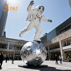 D & Z Art Group Escultura de astronauta de metal grande en la Luna Estatua de astronauta al aire libre personalizada de tamaño real para exhibiciones de Ciencia - Product Image 1