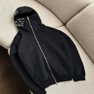 Sudadera con capucha y cremallera para hombre, estilo casual de otoño, con letras bordadas, de talla grande, con tela de estambre y máscara facial integrada, al por mayor - Product Image 2