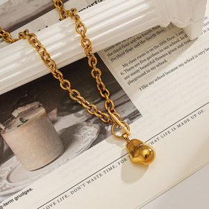 Collier en acier inoxydable plaqué or avec pendentif en forme de perle baroque et fermoir OT, idéal pour les tenues décontractées - Product Image 1