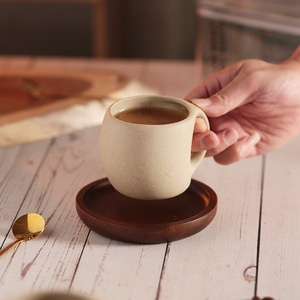 Ensemble de tasses à café <span class=keywords><strong>en</strong></span> céramique de style japonais créatif personnalisable <span class=keywords><strong>en</strong></span> gros avec soucoupe <span class=keywords><strong>en</strong></span> <span class=keywords><strong>bois</strong></span> - Product Image 3