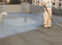 Polyuréthane en spray bicomposant, imperméable et résistant aux UV, adapté aux domaines industriel et de construction.