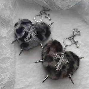 Llavero de peluche con forma de corazón, cruz metálica y púas, estilo punk, mosquetón para accesorios de moda - Product Image 1