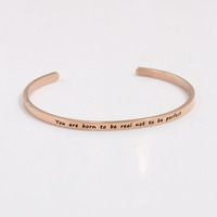Bracelet manchette ouvert avec lettres personnalisées en acier inoxydable gravées pour femmes pour filles vente en gros de citations inspirantes