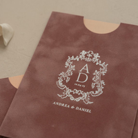 Invitations, pochettes, enveloppes, cartes RSVP et programmes de luxe faits main, estampillés à la feuille d'or, en velours, sur mesure (taille ou couleurs)