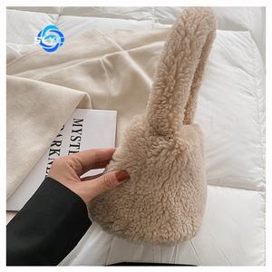 Маленькая пушистая сумка из искусственного меха для девочек с индивидуальным логотипом, простой модный плюшевый теплый красивый косметический мешок для детей в школе - Product Image 5