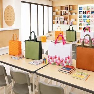 Sacs de courses non tissés laminés à poignées, à soufflets, personnalisés pour l'emballage de vêtements et de cadeaux, vente en gros - Product Image 1