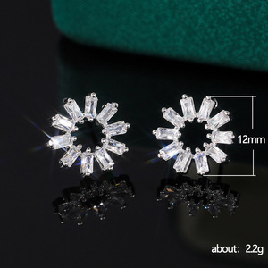 Orecchini a Perno a Forma di Fiocco di Neve per Donne, Gioielli Minimalisti per Uso Quotidiano, Vendita all'Ingrosso - Product Image 5