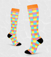 Chaussettes hautes à carreaux colorées pour femmes, chaussettes longues élastiques et douces, chaussettes élégantes à motif à carreaux pour un usage quotidien et le sport