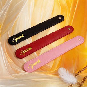 Règle et fouet en cuir pour une domination passionnée, usage adulte, noir, rouge, rose - Product Image 1