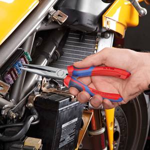 Pince à mécanicien Knipex 6 pouces en acier au chrome vanadium de qualité industrielle avec bec demi-rond et coupe-fil latéral, modèle 26 12 200 - Product Image 1